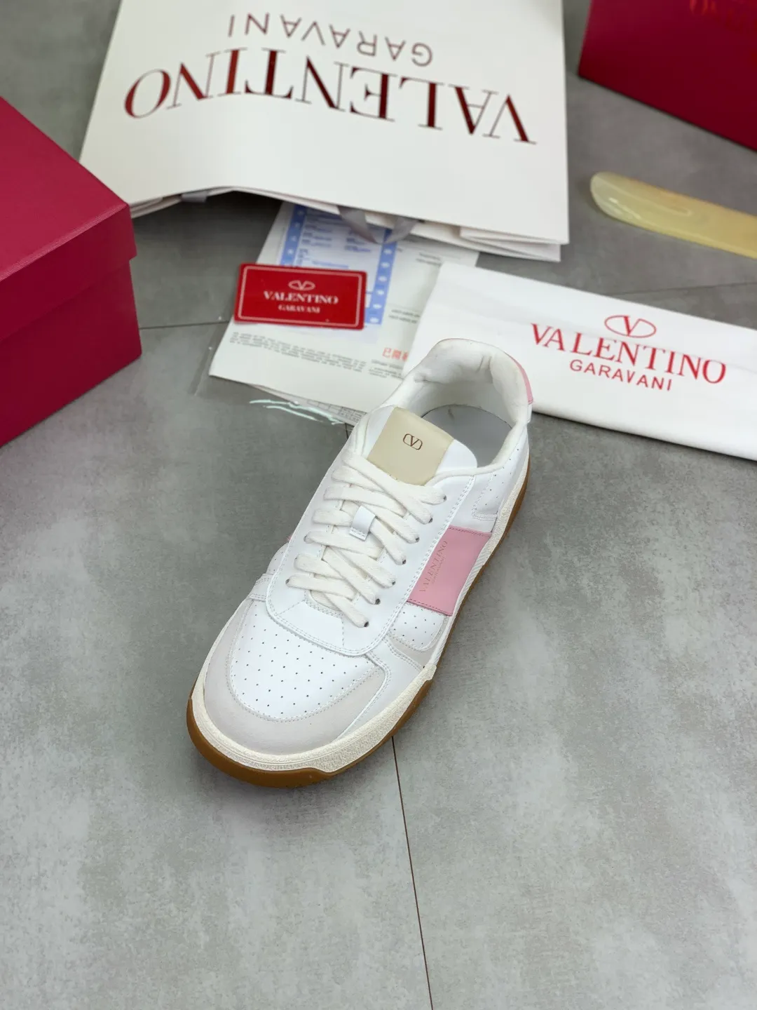 Men's men's shoes 💰P660 new top version of Valentino couple's bread shoes! Valentino Joie de Jouer series Velcro thick sole bread shoes couple style casual sports shoes white shoes original purchase development and production Joie de Jouer series simple style without losing style. The pure white base is paired with fresh green and soft beige, and the unique Velcro design highlights your personality. Every detail tells fashion and quality, wear it, take a confident step, and start the trend journey ✔️Fabric: Original customized imported first-layer cowhide ✔️Inner lining: Original customized soft sheepskin lining ✔️Outsole: Original molded non-slip TPU material ✔️Sole thickness: 3.5CM ✔️Size: Women's 35-41 Men's 38-46 (38. Male, 41 female, 46 non-refundable